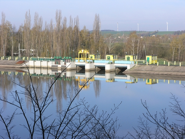 Widok zapory w Niedowie przed katastrofą w 2010 r.